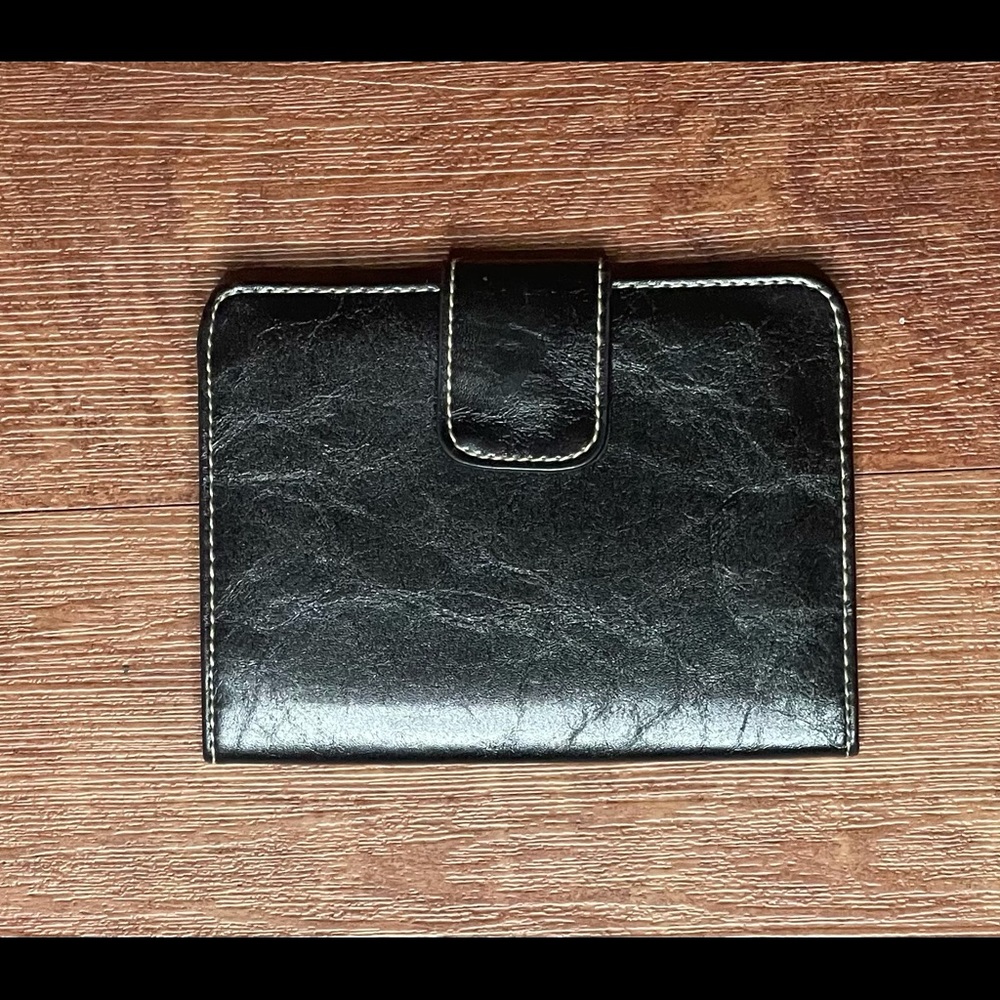 NWOT: Small Black Women’s Wallet
-ID Holder
-2 inside Compartments